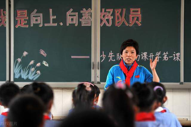 七大导演与香港国际电影节的不解之缘七大重点城市点映！七大主演奇趣亮相 搞怪表情演绎戏精版《大红包》七弟重生归来 开挂升级百变造型轮番上阵七个瞬间，一个中国七连战士角色档案全面曝光！七连战士整装待发七年反贪迎终极一役七十年，七个故事七位主演各怀心事，共同;召唤出了影片中的灵魂人物成龙